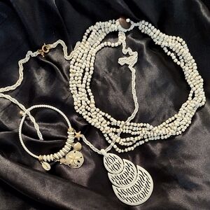 Vintage Trifari White & Gold Pendant & Beaded Necklace Set. Pendant Necklace